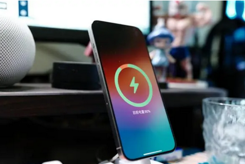 八所镇苹果15换屏服务分享用什么充电器给iPhone15充电更好 